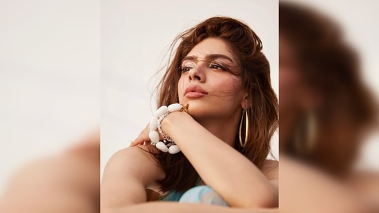 Khushi Kapoor teamed her look with hoop earrings and sea shells bracelets from the jewellery line Misho Designs.(Instagram/@chandiniw)