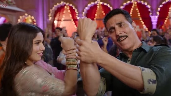 Bhumi Pednekar and Akshay Kumar in a still from Raksha Bandhan.&nbsp;