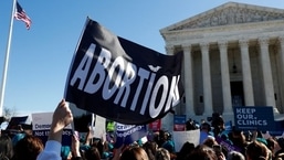 한 시위자가 워싱턴주 국회의사당의 미국 대법원 앞에서 낙태 깃발을 들고 있다.