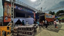 Preparations are under way for Friday’s Gokulashtami in Thane. Dahi Handi is set for a grand comeback with lakhs of rupees up for grabs as rewards in Navi Mumbai. (PRAFUL GANGURDE/HT PHOTO) Preparations are under way for Friday’s Gokulashtami in Thane. Dahi Handi is set for a grand comeback with lakhs of rupees up for grabs as rewards in Navi Mumbai. (PRAFUL GANGURDE/HT PHOTO)