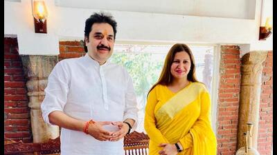 Kuldeep Bishnoi broke the ice with his arch-rival Sonali Phogat of the BJP, who lost to him in the 2019 assembly polls. He started campaigning for the Adampur bypoll, the date for which is yet to be declared. (HT Photo) Kuldeep Bishnoi broke the ice with his arch-rival Sonali Phogat of the BJP, who lost to him in the 2019 assembly polls. He started campaigning for the Adampur bypoll, the date for which is yet to be declared. (HT Photo)