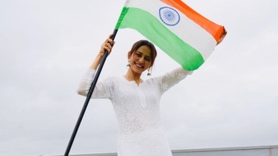 Rakul Preet celebrated 75th Independence Day wearing a white chikankari kurta and holding the tricolour in her hand. She captioned her post, “75 years of independence of this glorious country. #harghartiranga Happy Independence Day to all of you all. Jai Hind." (Instagram/@rakulpreet) Rakul Preet celebrated 75th Independence Day wearing a white chikankari kurta and holding the tricolour in her hand. She captioned her post, “75 years of independence of this glorious country. #harghartiranga Happy Independence Day to all of you all. Jai Hind." (Instagram/@rakulpreet)