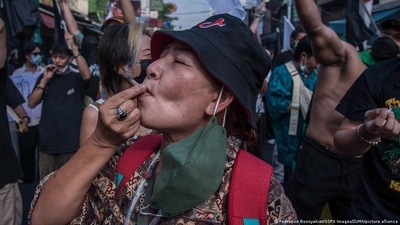 As marijuana gets legalized in more and more countries, lawmakers will have to figure out how much a person is legally allowed smoke before driving.&nbsp; (Peerapon Boonyakiat/SOPA Images/ZUMA/picture alliance)