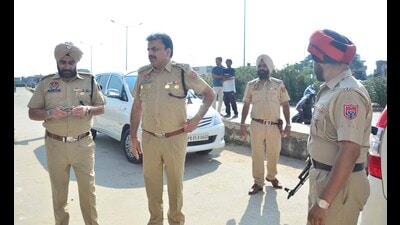 Police conducting investigation after the child was kidnapped from a labour quarter at Shaheed Bhagat Singh Nagar on Dhandhra Road in Ludhiana on Thursday. (Harvinder Singh/HT) Police conducting investigation after the child was kidnapped from a labour quarter at Shaheed Bhagat Singh Nagar on Dhandhra Road in Ludhiana on Thursday. (Harvinder Singh/HT)