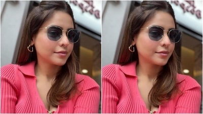 Aamna teamed a pink full-sleeved top with collars and a chain with a pair of blue distressed denims. (Instagram/@aamnasharifofficial)