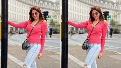 Aamna wore her tresses open in straight locks with a middle part and showed off her attire for the day. (Instagram/@aamnasharifofficial)