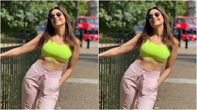 Aamna added more brightness to the day in a neon green sports bra and a pair of pastel pink joggers as she chilled in Hyde Park, London. (Instagram/@aamnasharifofficial)