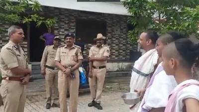 Karnataka ADGP Alok Kumar interacts in Sanskrit with the villagers of Mattur.&nbsp; (Screen grab from Twitter video)