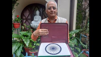 Dr Sunil Sanon with the Khadi national flag presented to him by the Jaiprakash Agarwal family who got it from Mahatma Gandhi in 1946 during his visit to Mussoorie. (HT Photo) Dr Sunil Sanon with the Khadi national flag presented to him by the Jaiprakash Agarwal family who got it from Mahatma Gandhi in 1946 during his visit to Mussoorie. (HT Photo)
