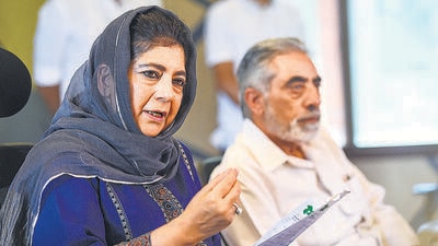 Srinagar: Peoples Democratic Party (PDP) President Mehbooba Mufti addresses a press conference, in Srinagar, Thursday, Aug. 18, 2022. (PTI Photo/S. Irfan)(PTI08_18_2022_000022A) (PTI) Srinagar: Peoples Democratic Party (PDP) President Mehbooba Mufti addresses a press conference, in Srinagar, Thursday, Aug. 18, 2022. (PTI Photo/S. Irfan)(PTI08_18_2022_000022A) (PTI)
