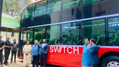 Union minister for road transport and highways Nitin Gadkari unveiled India’s first electric double-decker air-conditioned bus in Mumbai. Source: Twitter/@nitin_gadkari
