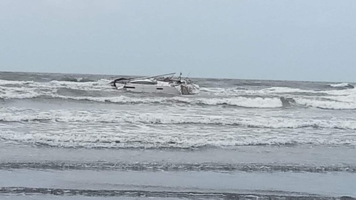 A white powerboat was found with a case of deadly weapons A white powerboat was found with a case of deadly weapons