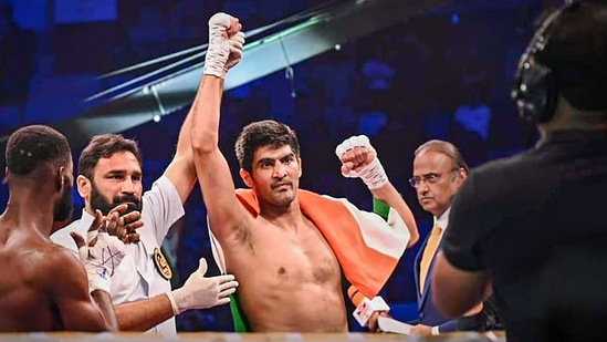 Boxer Vijender Singh after defeating Elisu Sule during Jungle Rumble Boxing Competition at Sardar Balbir Singh Juneja Indoor Stadium in Raipur.(PTI) Boxer Vijender Singh after defeating Elisu Sule during Jungle Rumble Boxing Competition at Sardar Balbir Singh Juneja Indoor Stadium in Raipur.(PTI)