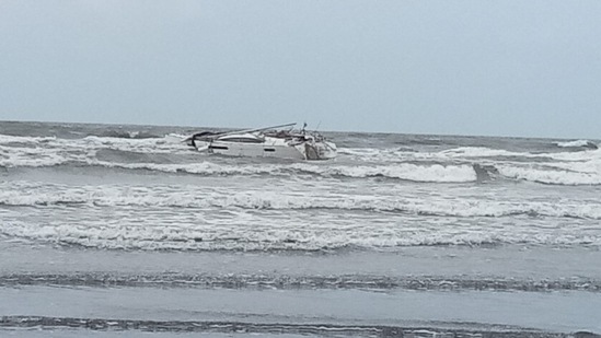 Boat filled with guns, explosives found off Maharashtra coast (Credit: ANI) Boat filled with guns, explosives found off Maharashtra coast (Credit: ANI)