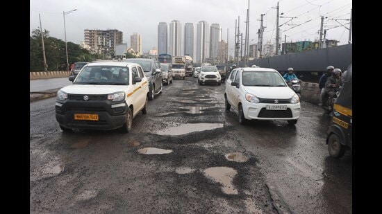 The spot where the Andheri couple died on Wednesday (Vijay Bate/HT Photo) The spot where the Andheri couple died on Wednesday (Vijay Bate/HT Photo)