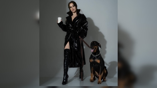 Elli AvrRam matched her makeup with her bold and fierce outfit and opted for the intense black cat eye look with dewy cheeks and nude lips.(Instagram/@elliavrram)