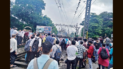 Passengers protest near Kalwa car in Thane on Friday (Praful Gangurde/HT Photo) Passengers protest near Kalwa car in Thane on Friday (Praful Gangurde/HT Photo)