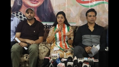 Congress national spokesperson Alka Lamba (centre) addressing a press conference on Friday. (HT Photo) Congress national spokesperson Alka Lamba (centre) addressing a press conference on Friday. (HT Photo)