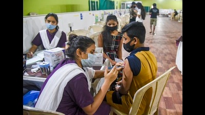A beneficiary receiving a dose of Covid-19 vaccine from a healthworker. (FILE PHOTO) A beneficiary receiving a dose of Covid-19 vaccine from a healthworker. (FILE PHOTO)