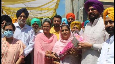 Punjab rural development, panchayats and agriculture and farmers’ welfare minister Kuldeep Singh Dhaliwal on Friday felicitated Mandiani village sarpanch Gurpreet Kaur of the Congress for launching a crusade against drugs in her village of district Ludhiana.