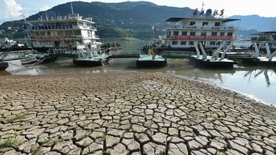 This photo taken on Tuesday shows a section of a parched river bed along the Yangtze River in China's southwestern Chongqing. ((Photo by AFP) / China OUT) This photo taken on Tuesday shows a section of a parched river bed along the Yangtze River in China's southwestern Chongqing. ((Photo by AFP) / China OUT)