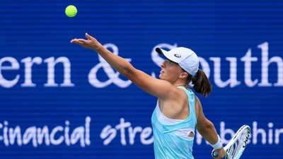 Iga Swiatek, of Poland, serves to Madison Keys, of the United States, during the Western & Southern Open tennis tournament, Thursday, Aug. 18, 2022, in Mason, Ohio. (AP) Iga Swiatek, of Poland, serves to Madison Keys, of the United States, during the Western & Southern Open tennis tournament, Thursday, Aug. 18, 2022, in Mason, Ohio. (AP)