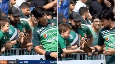 Mohammad Wasim with a Pakistan fan (Twitter) Mohammad Wasim with a Pakistan fan (Twitter)