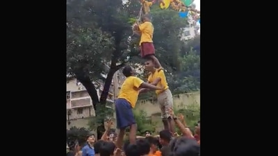 Janmashtami 2022: The image, taken from the Twitter video, shows visually impaired children celebrating Dahi Handi. (Twitter / @hvgoenka) Janmashtami 2022: The image, taken from the Twitter video, shows visually impaired children celebrating Dahi Handi. (Twitter / @hvgoenka)