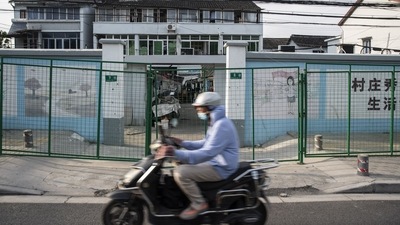 Wire fencing surrounds an urban village as several city blocks are sealed off due to Covid-19 in the Meilong township of Shanghai, China. (Bloomberg) Wire fencing surrounds an urban village as several city blocks are sealed off due to Covid-19 in the Meilong township of Shanghai, China. (Bloomberg)