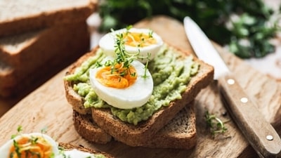 Eggs and toast are the quintessential breakfast food items. Commonly available and also tasty, when matched with mint-coriander juice, it increases its nutritional value. (Unsplash)
