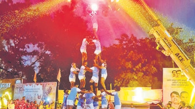 The Swarajya team broke the Dahi Handi of Ashtavinayak Mitra Mandal in Mohan Nagar Chinchwad in Pune on Friday. (HT PHOTO)