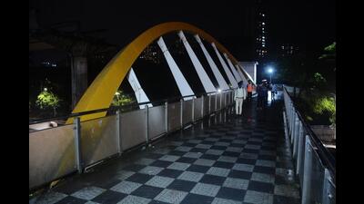 The skywalk near R-Mall. Commuters say skywalks on busy highways in Thane are unsafe and scary. (PRAFUL GANGURDE/HT PHOTO) The skywalk near R-Mall. Commuters say skywalks on busy highways in Thane are unsafe and scary. (PRAFUL GANGURDE/HT PHOTO)