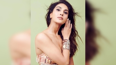 Vaani Kapoor picked this exquisite set from the designer label of Arpita Mehta. She paired her look with traditional funky jewellery by Lara Morakhia. (Instagram/@vaanikapoor)