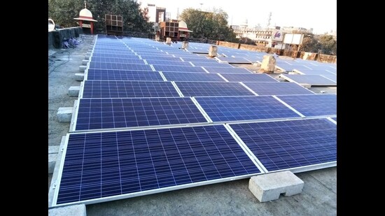 Rooftop Solar power plant atop an NCR building. (HT FILE PHOTO)