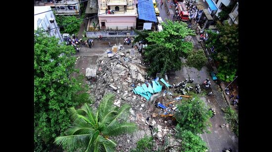 Fire brigade personnel at the site after a vacant and dilapidated Gitanjali building collapsed at Borivali area (Vijay Bate/HT Photo) Fire brigade personnel at the site after a vacant and dilapidated Gitanjali building collapsed at Borivali area (Vijay Bate/HT Photo)