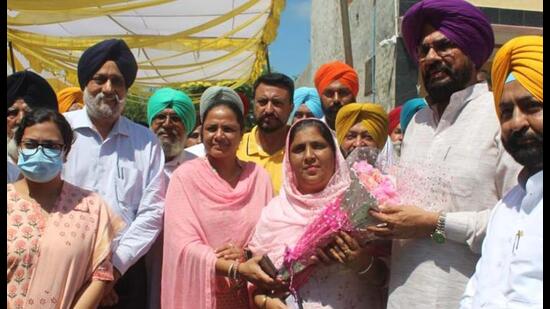Punjab rural development, panchayats and agriculture and farmers’ welfare minister Kuldeep Singh Dhaliwal on Friday felicitated Mandiani village sarpanch Gurpreet Kaur of the Congress for launching a crusade against drugs in her village of district Ludhiana.