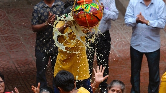 On Thursday, Maharashtra Chief Minister Eknath Shinde announced in the state Legislative Assembly that the government has decided to accord adventure sport status to Dahi Handi.(AFP)
