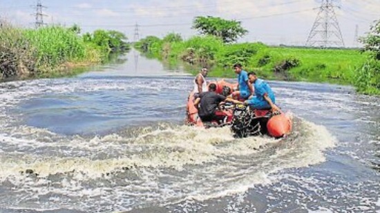 SDRF personnel during the search and rescue operation for the seven-year-old boy. (PTI)