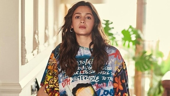 Pregnant Alia Bhatt hides baby bump for Brahmastra event with Ranbir Kapoor in uber-cool baggy top and cycling shorts&nbsp;(Instagram)