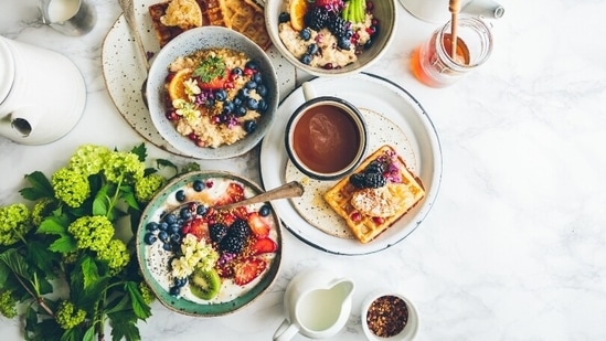 Breakfast is the magical dish of the start of the day which can instantly get you ready to face the whole day with enthusiasm and good health. Hence, breakfast comes with the eternal dilemma of making it tasty as well as healthy. In her recent Instagram post, Nutritionist Anjali Mukerjee wrote, “The right breakfast can do both - meet your nutritional needs and keep your energy levels high. A typical healthy breakfast consists of a variety of foods — whole grains, low-fat protein or dairy sources, and fruit.” she further noted down five breakfast ideas which can instantly boost your energy for the day.(Unsplash)