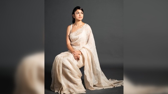 Mrunal Thakur's promotional lookbook included a lot of traditional and contemporary Indian attires. She aced all her looks and is now casting a spell on her fans with this vintage avatar.(Instagram/@mrunalthakur)