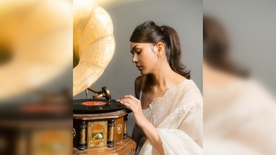 Mrunal Thakur's hairstylist tied her hair up in a mid-ponytail with a sleek side part.(Instagram/@mrunalthakur)