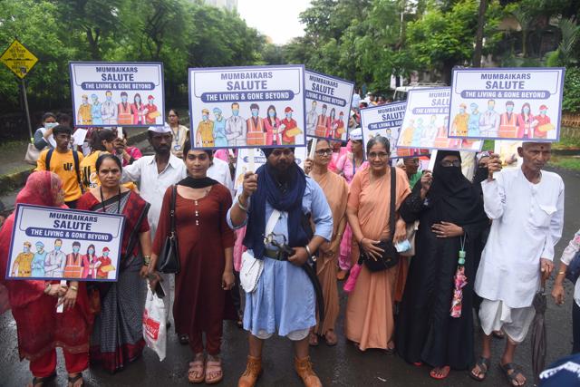 Mumbaikars comes out to show their appreciation of the covid warriors Mumbaikars comes out to show their appreciation of the covid warriors
