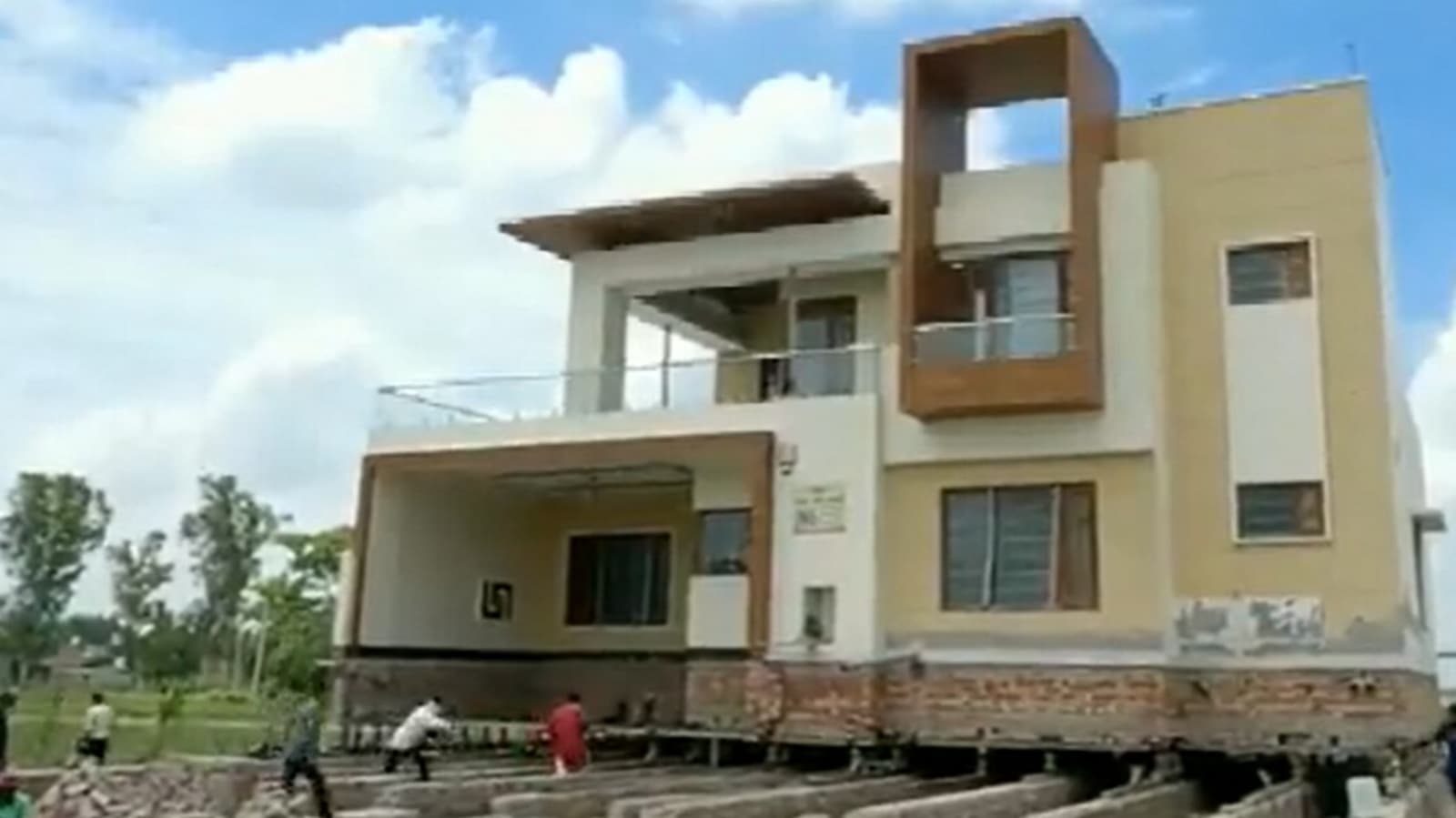 watch-punjab-farmer-s-desi-jugad-to-save-his-1-5-crore-house-from