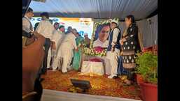 Congress leaders paying tribute to the late PM Rajiv Gandhi at a function in Lucknow on Saturday.  (HT photo)