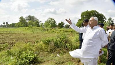 Bihar chief minister Nitish Kumar inspects a paddy field in Sheikhpura on Saturday. (Santosh Kumar) Bihar chief minister Nitish Kumar inspects a paddy field in Sheikhpura on Saturday. (Santosh Kumar)