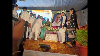 Congress leaders paying tribute to the late PM Rajiv Gandhi at a function in Lucknow on Saturday. (HT photo)