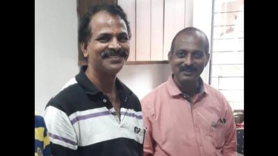 Honest Thane auto driver Sunil Salunke (left) with the police constable Santosh Prabhakar Rodekar, whose wallet was found in his auto and which he returned. (PRAFUL GANGURDE/HT PHOTO)