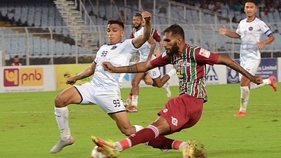 Players of ATK Mohun Bagan and Rajasthan United FC in action during Durand Cup 2022 (ANI) Players of ATK Mohun Bagan and Rajasthan United FC in action during Durand Cup 2022 (ANI)