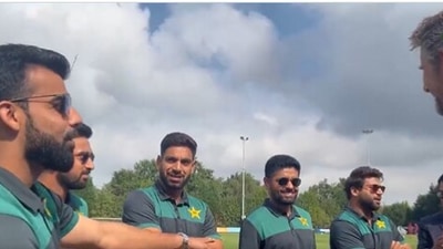 Pakistan cricketers met iconic goalkeeper Edwin van der Sar (Twitter)